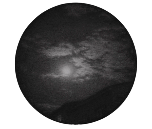 "Luna casi llena". l�piz y cont�. � 20 cm.